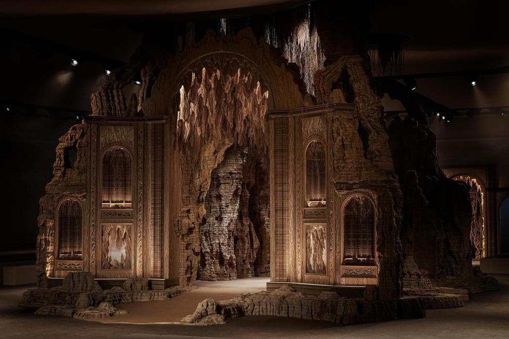 Eva Jospin為DIOR大秀所設計的視覺裝置，靈感源自洲石窟、宮殿和別墅。...