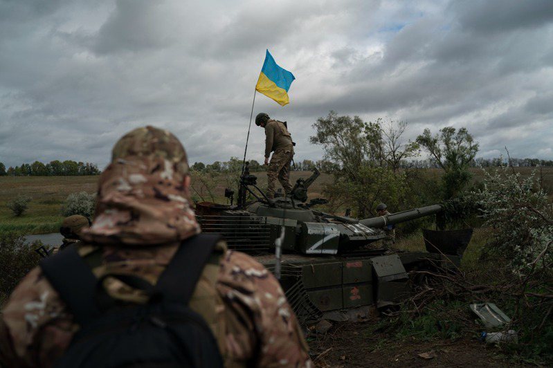 分析人士表示，乌克兰部队收复失地的同时，正在收缴俄罗斯人逃跑时遗弃的军用车辆和武器，其中有些已被用来对付入侵的俄军。 美联社(photo:UDN)