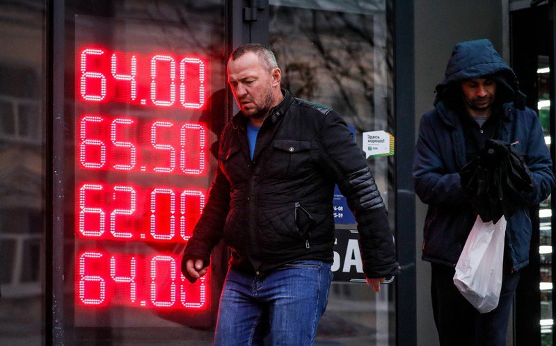 俄罗斯中央银行今天表示，俄国公民9月间从各家银行提领了4580亿卢布（约75亿美元）现金。 欧新社(photo:UDN)