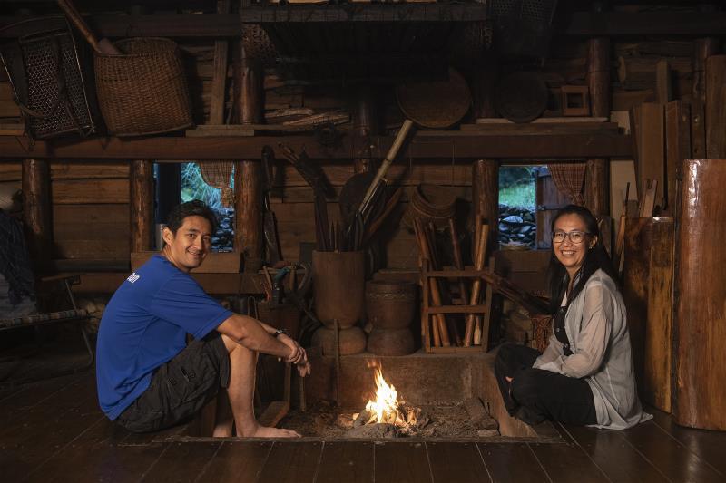 韋浪（左）和比穗在泰雅屋裡日日生火與生活，建一個泰雅人的家。