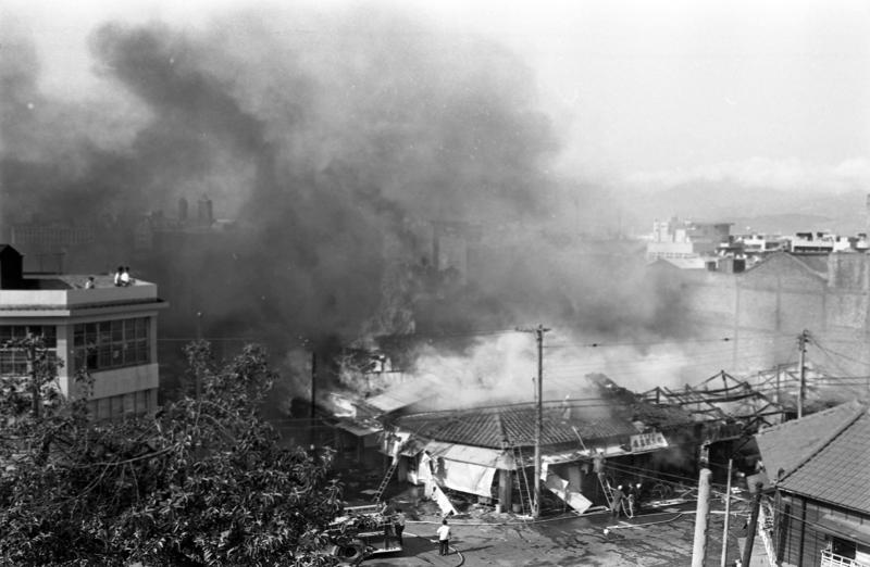 1969年10月21日，台北市寧波西街與牯嶺街交叉處，發生連環火警，現場濃煙密布。圖／聯合報系資料照片