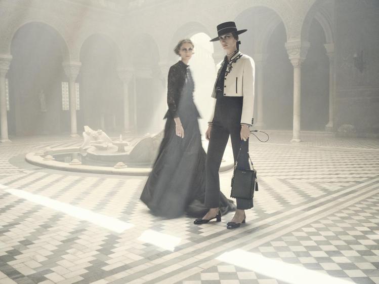 DIOR 2023早春度假系列形象照如夢似幻的鏡頭，捕捉塞維亞王宮的唯美光影。圖／Dior提供