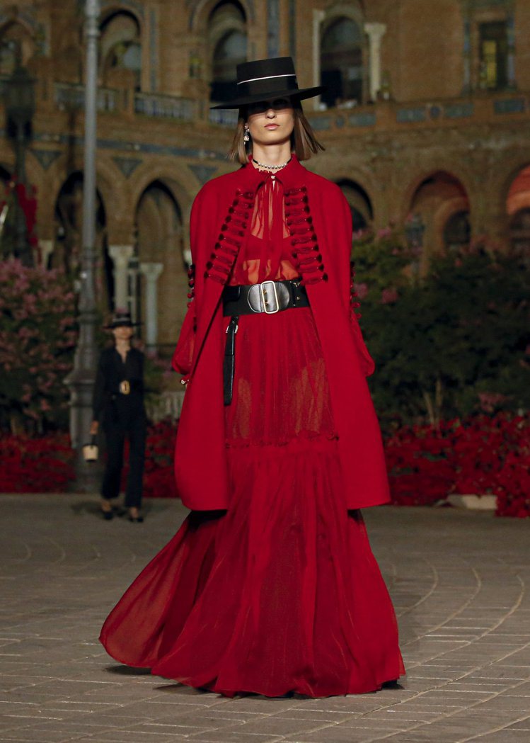 中式盤花釦確保外套兩片面料不會重疊，穿起來服貼帥氣。圖／Dior提供