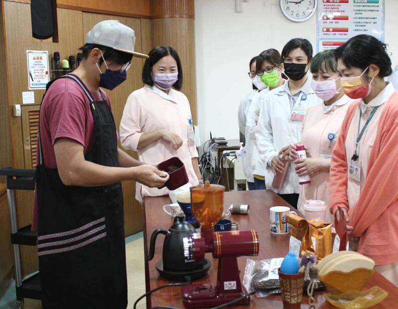 蔡雲熙（左）到訪嘉義市天主教聖馬爾定醫院，親自沖泡熱咖啡獻上對醫護的感謝。圖／聖馬爾定醫院提供