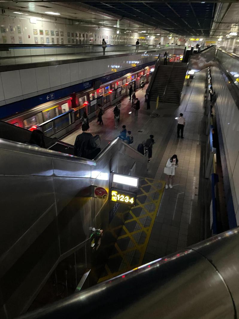位在新北市板橋區的捷運江子翠站，晚間不明原因突然跳電。圖／民眾提供