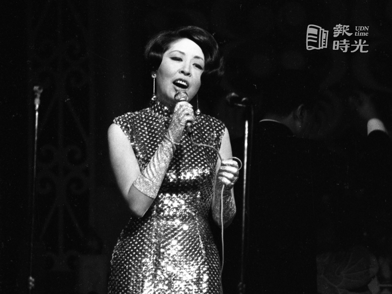 影星凌波與歌星席靜婷，卅日晚間在台北第一酒店展開了她們為期一月的登台獻唱，現場表演情形。圖＼聯合報系資料照（1967/09/30　王萬武攝影） 
