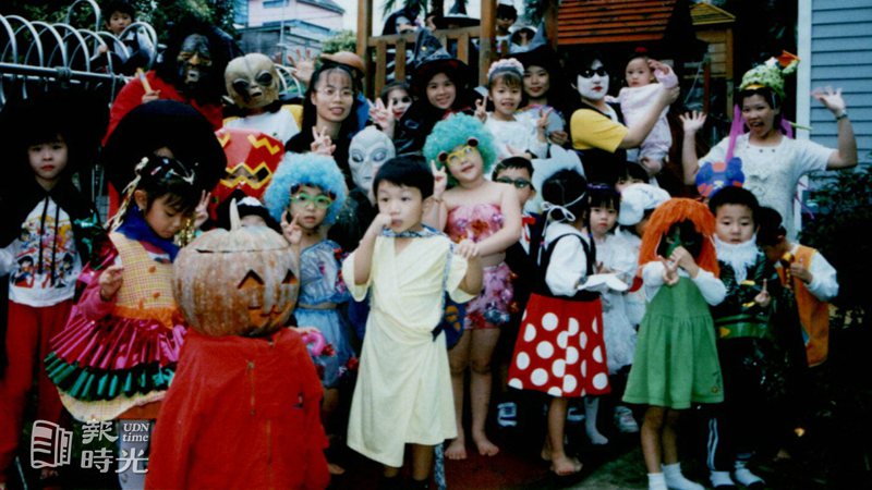 楊梅幼稚園的小朋友提前以化妝舞會過萬聖節，小朋友裝扮成各種模樣，體驗西洋鬼節的情趣。圖＼聯合到系資料照（1998/10/28　呂開瑞攝影）