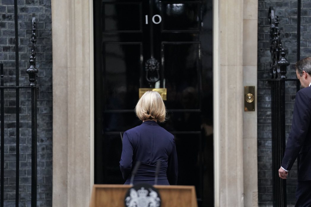 10月20日以短短89秒的談話宣布辭職下台之後，特拉斯轉身走入首相辦公室唐寧街1...