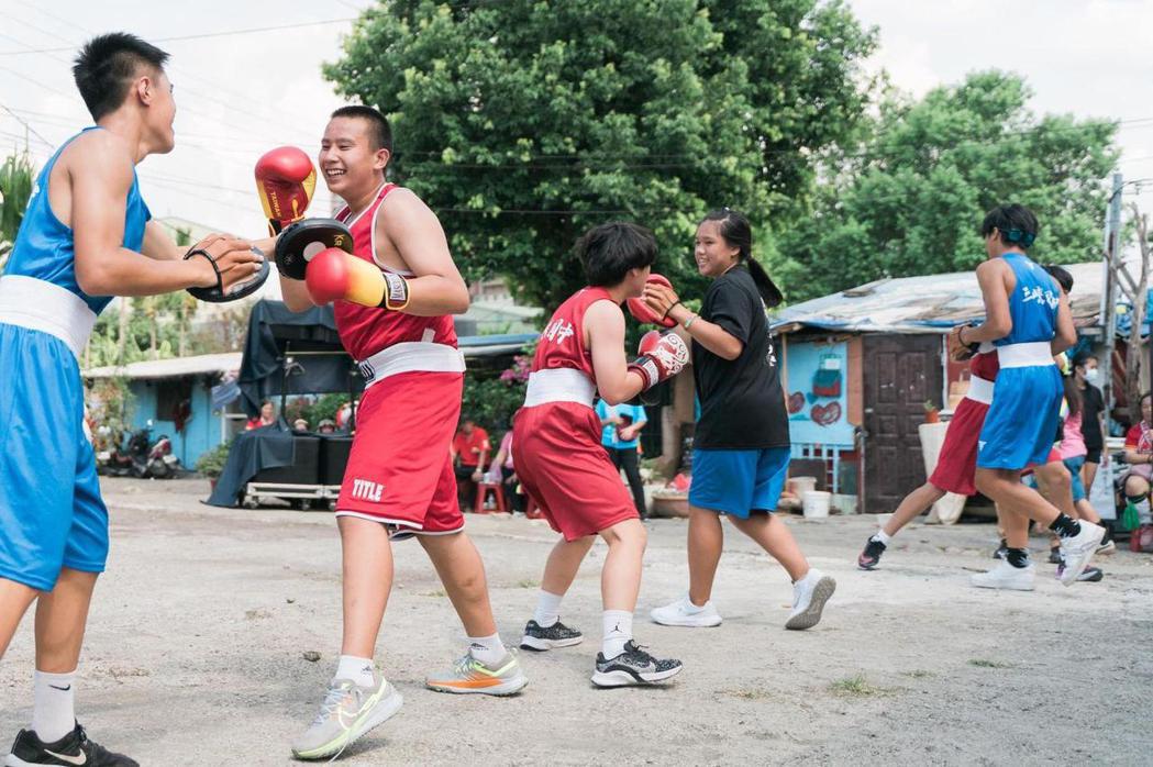 熱原拳擊隊的孩子們在南靖部落的豐年祭上表演拳擊有氧。 圖／樂窩社區服務協會提...