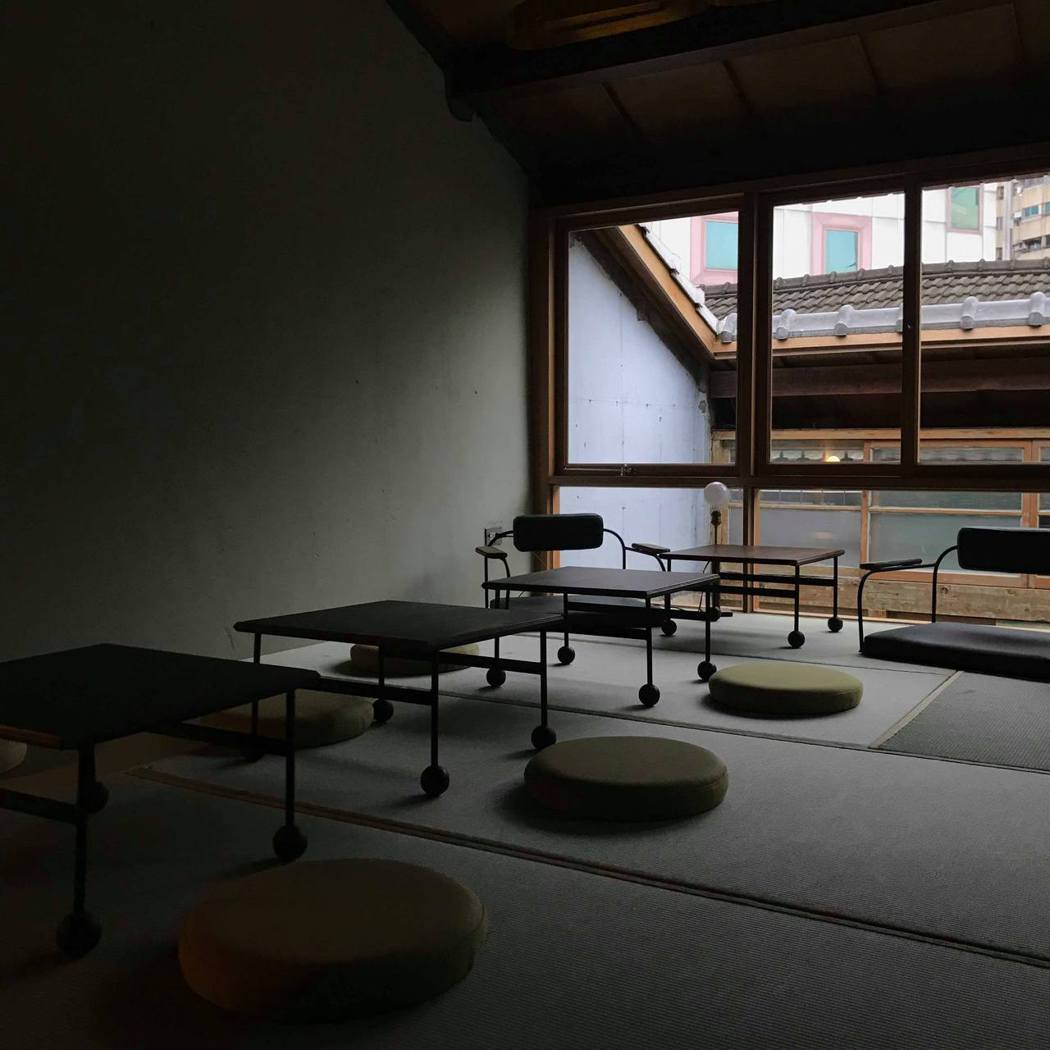 為台南「鬼咖啡」進行空間與家具設計，二樓榻榻米區搭配了木球桌腳的矮桌。 圖／伏流...