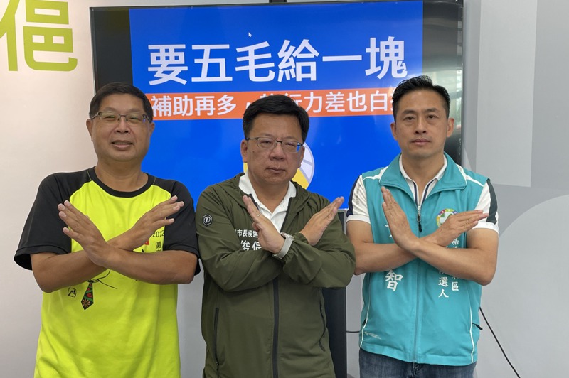民進黨嘉義市長參選人李俊俋（中）近期密集舉行記者會，抨擊黃敏惠對於市政的執行力差。圖／聯合報系資料照片