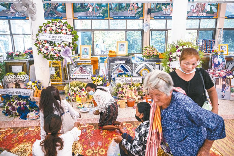 拉薩瑪奇寺內擺滿玩具、紀念物品和幼兒照片悼念早逝的生命。（紐約時報）