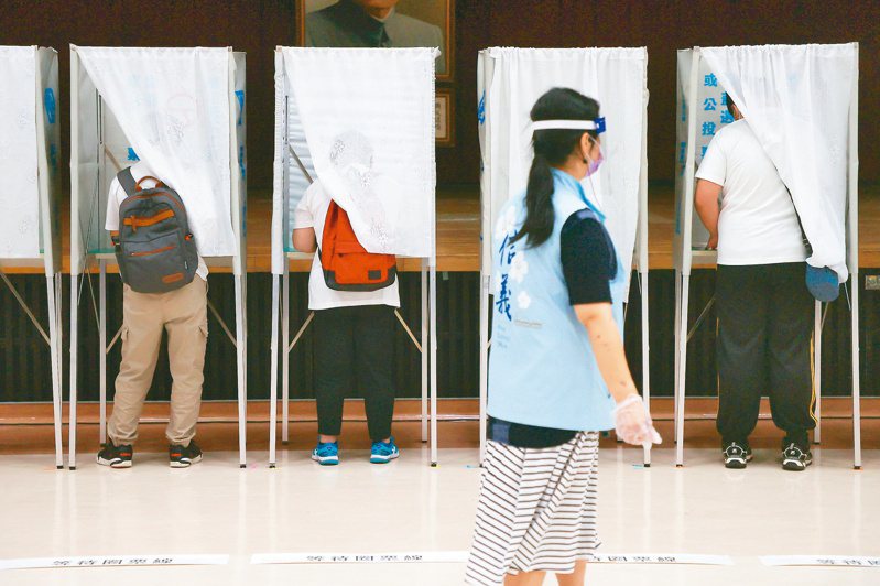 確診者不能投票引發違憲爭議，圖為北市選委會九月舉行投票程序演練。本報資料照片
