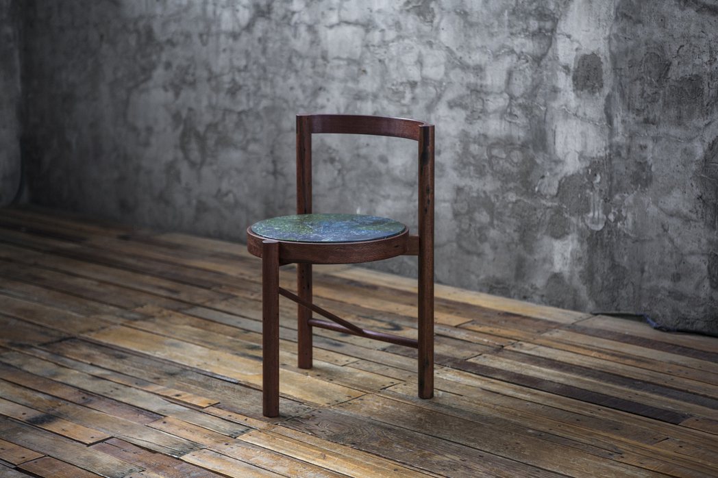 「工地計劃」與小智研發合作將藍白帆布、防塵網再製成板材，製作出一張張獨特的椅子。...