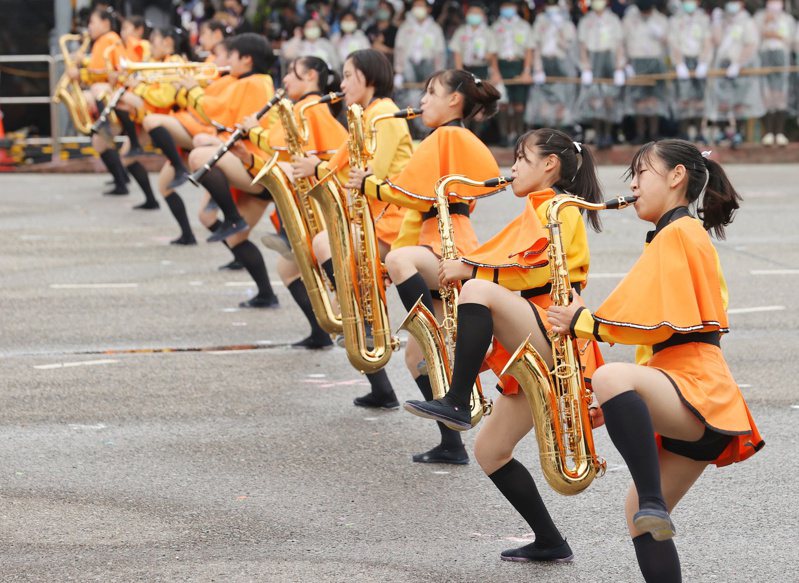 中華民國111年國慶大會昨天上午於總統府前舉行，「橘色惡魔」日本京都橘高等學校吹奏樂部帶來表演。報系資料照／記者曾原信攝影