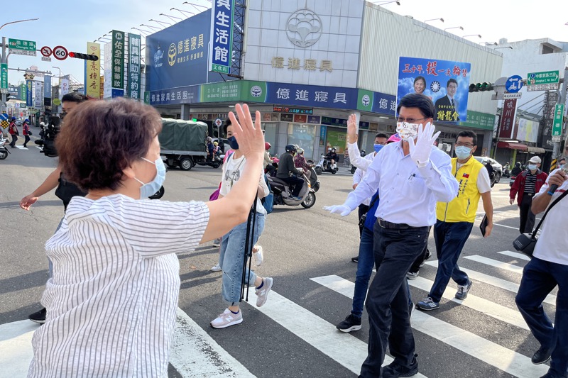 國民黨台南市長候選人謝龍介昨天到東區崇德市場拜票，表示下周將騎車、開車體驗南科的塞車問題。記者邵心杰／攝影