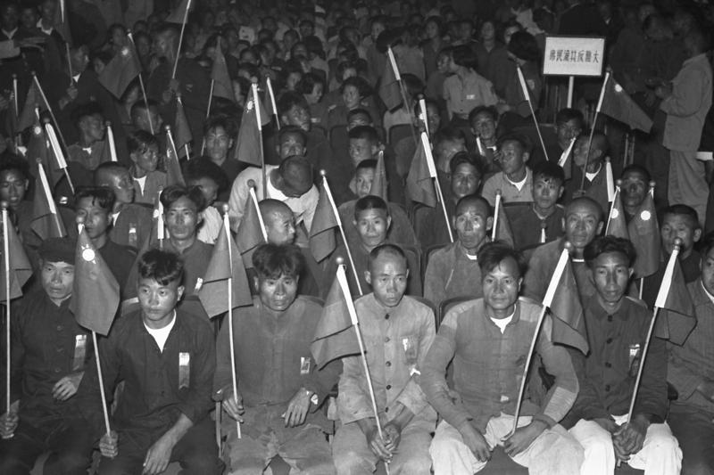 1954年10月23日，「中華民國各界歡迎大陸反共漁民來台大會」在台北中山堂舉行，來台漁民手持國旗與會。圖／聯合報系資料照片