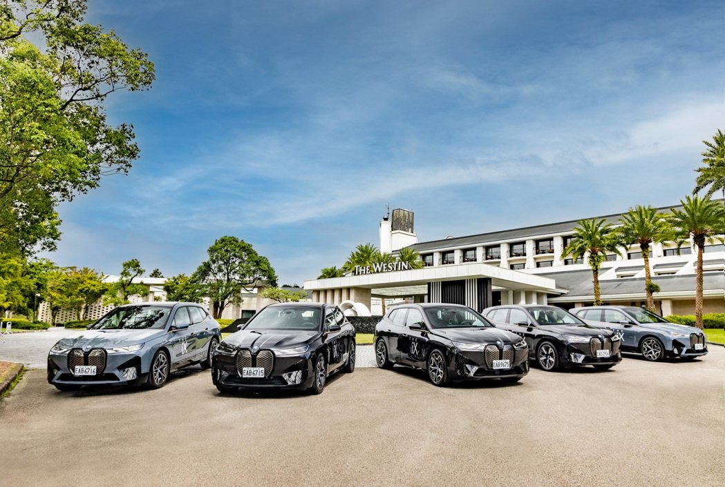 BMW總代理汎德每年皆以國際規格打造賽事，提供參賽者全新電能旗艦SUV ─ BMW iX頂級接駁服務。 圖／汎德提供