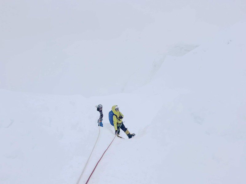 曾格爾於10月4日攻頂世界第八高峰「馬納斯魯峰（Manaslu）」，並寫下13小時無氧速攀的世界紀錄遭質疑。圖／翻攝自曾格爾 Grace Tseng臉書