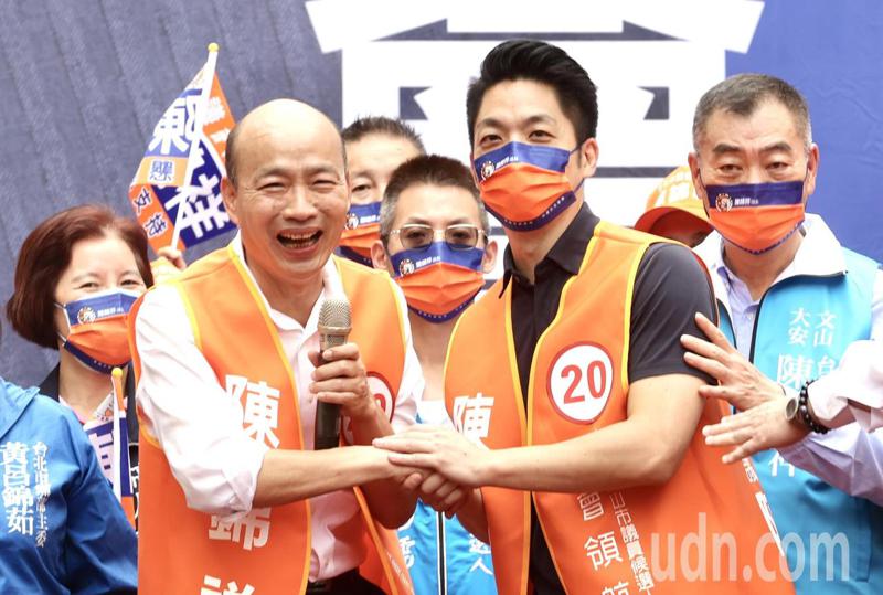 高雄市前市長韓國瑜（前左）首度與國民黨台北市長候選人蔣萬安（右二）同台，呼籲大家支持蔣萬安當選台北市長。記者林俊良／攝影