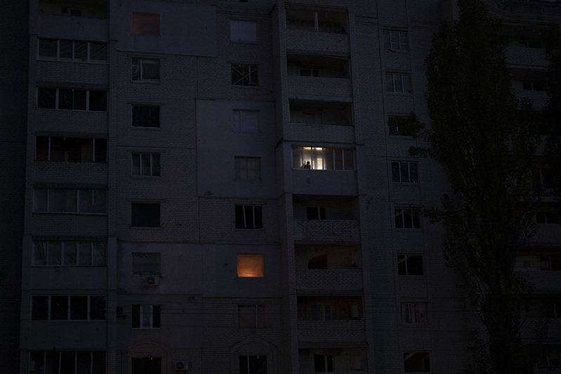 乌克兰能源基础设施遇袭，造成全国多地停电。图为基辅附近城镇Borodyanka住宅停电。(美联社) 美联社(photo:UDN)