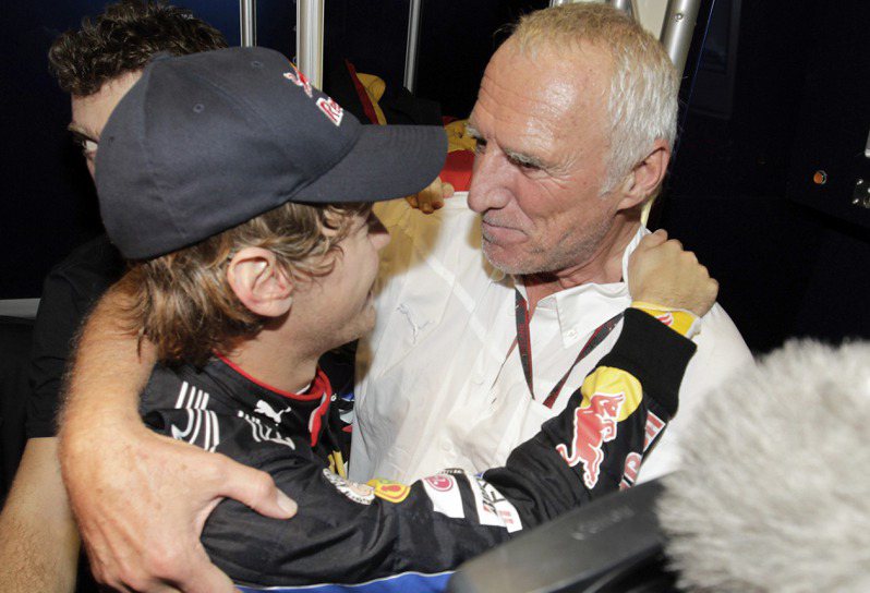 红牛(Red Bull)能量饮料创办人马特希茨(右)去世，享寿78岁。马特希茨也是F1红牛车队老板。图为他在红车车队的赛车手维泰尔(左)赢得2010年F1世界冠军后拥抱他。美联社(photo:UDN)