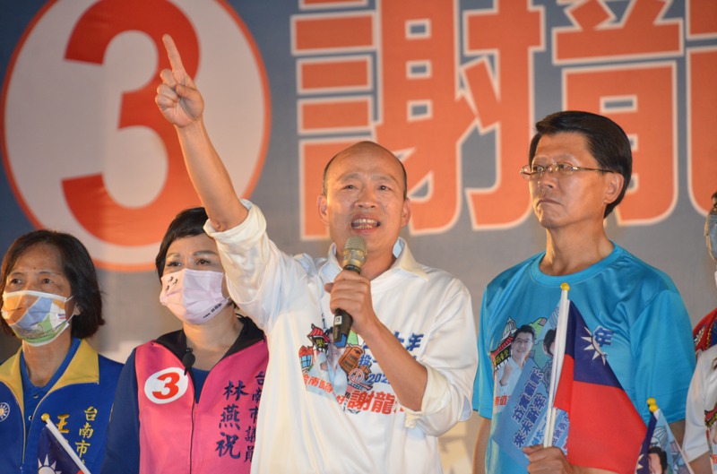 高雄前市長韓國瑜（右二）昨晚為國民黨台南市長候選人謝龍介（右一）站台助講。記者邵心杰／攝影