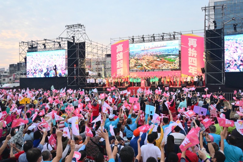 拚連任的高雄市長陳其邁昨天成立競選總部，主辦單位喊出現場有5萬人，展現高昂氣勢。圖／陳其邁競總團隊提供