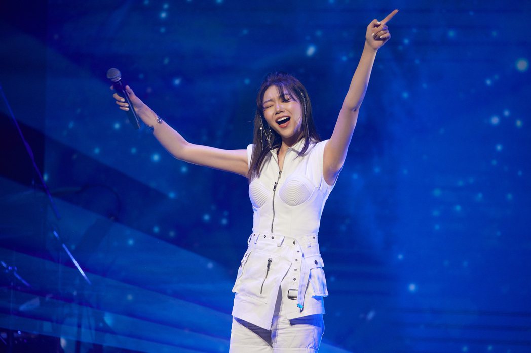 大馬歌手蔡恩雨相隔4年在台舉行「勇氣光圈100%演唱會」。圖／華納音樂提供