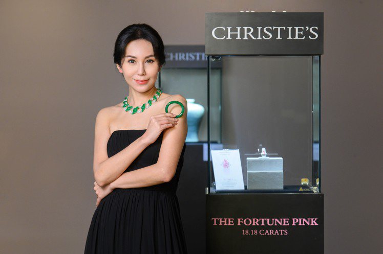 名模洪曉蕾演繹佳士得香港秋拍精選珠寶腕表拍品。圖／佳士得提供