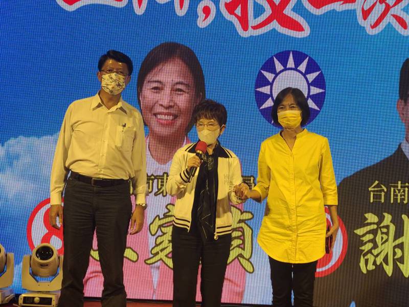 國民黨前主席洪秀柱（中）為台南市議員候選人王家貞助選（右），並請支持者票投市長候選人謝龍介（左）。記者黃宣翰／攝影