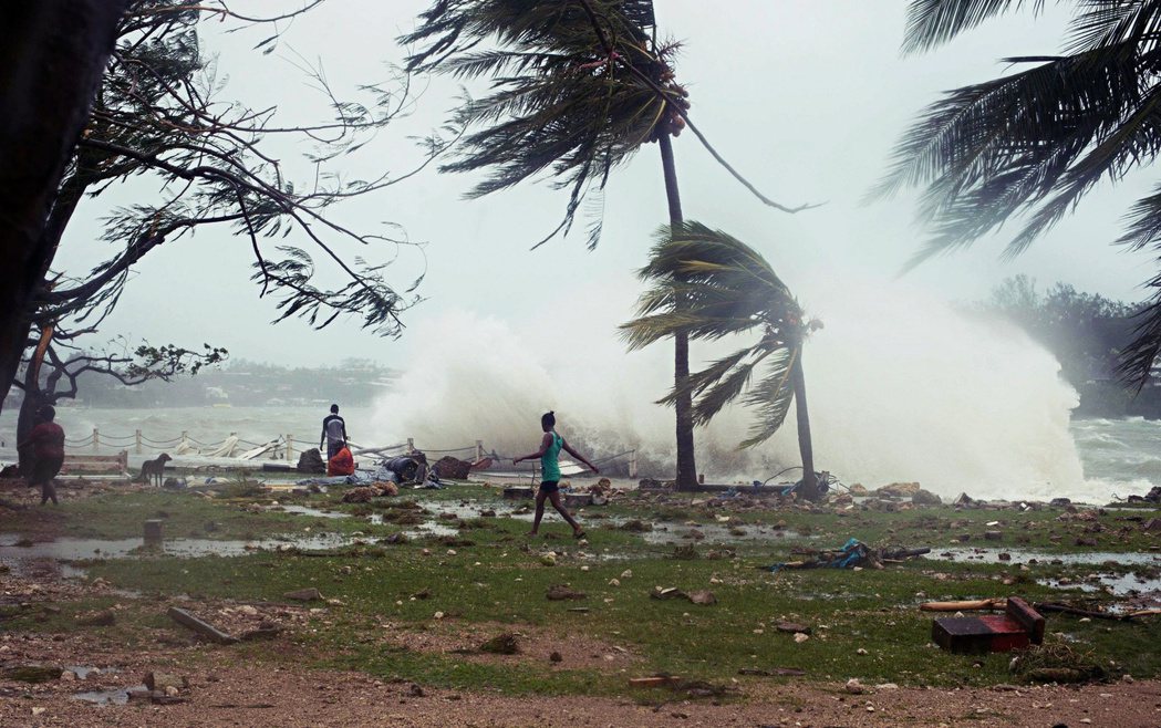  2015年，南太平洋瓦努阿圖群島掀起颶風，襲擊群島海岸。 圖／法新社