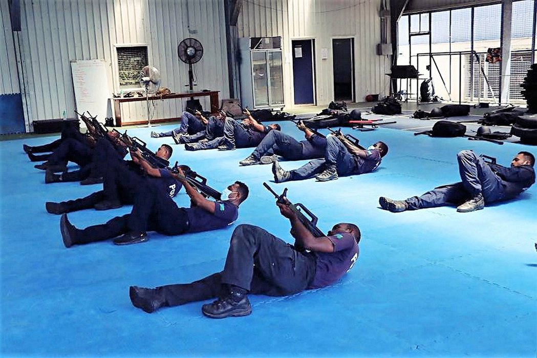 中國警隊對所羅門群島的皇家警察進行演習，包括徒手格鬥技巧、利用警棍、步槍基本戰術...