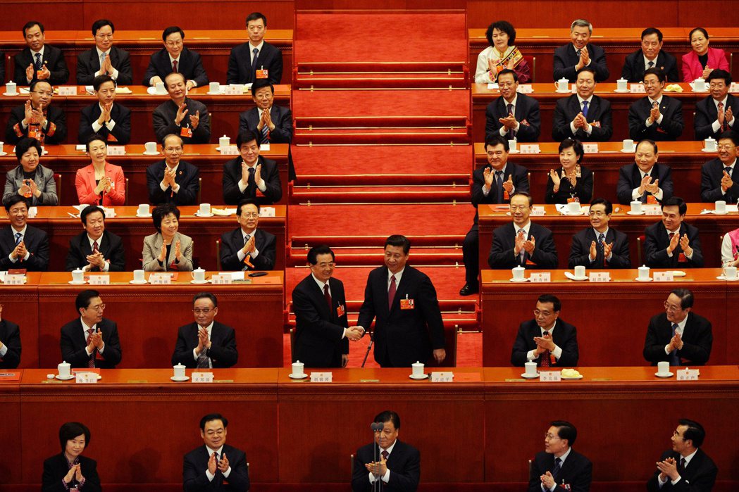 2013年第12屆全國人民代表大會上，胡錦濤與習近平握手。 圖／法新社
