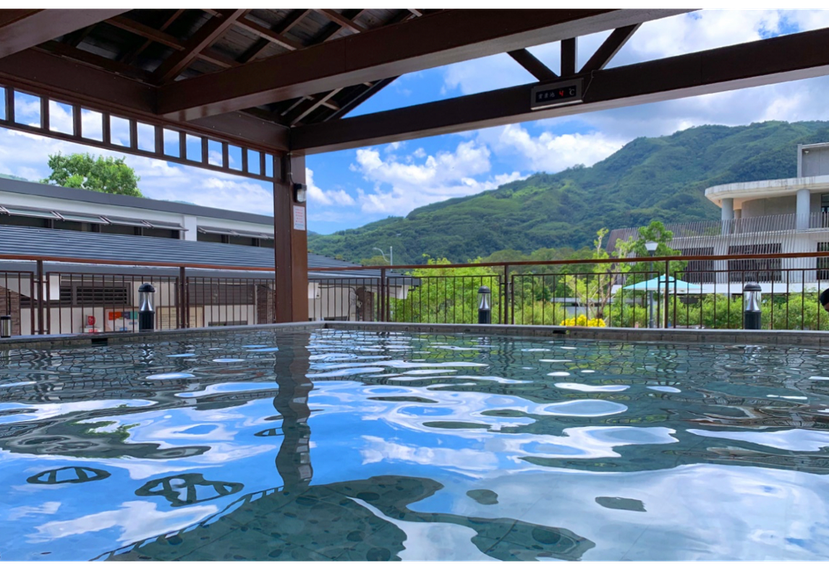 羅浮溫泉剛開幕一年多，泡在戶外日式湯池裡，還能望著美麗山景。 圖／桃園市觀旅局提...