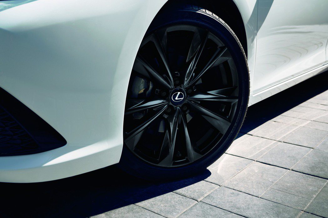 Lexus ES將推出2023年式車型，並進行了部分更新，其中新增了F Spor...