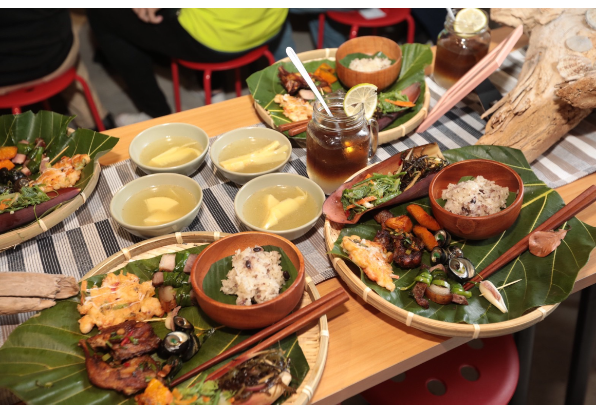 基隆和平島阿拉寶灣部落餐宴，由台灣生態飲食設計中心指導，與居民共同討論後推出5菜...