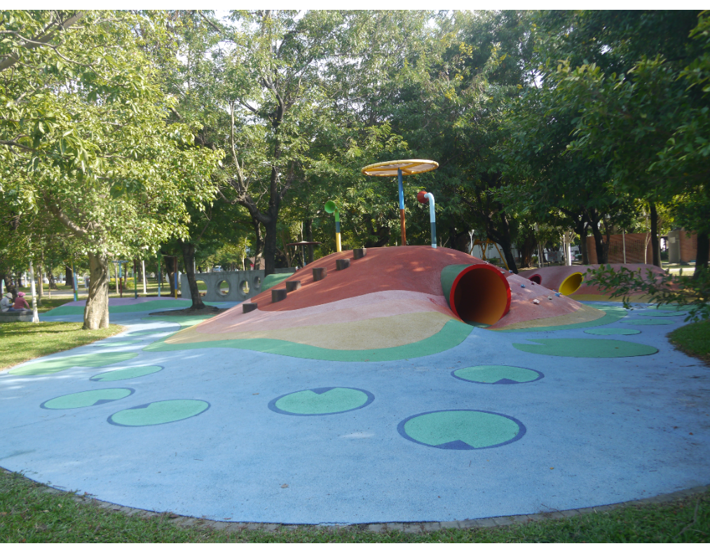 兒童公園位處蓮池潭東北側，是高雄首座兒童共融公園。 記者徐白櫻／攝影
