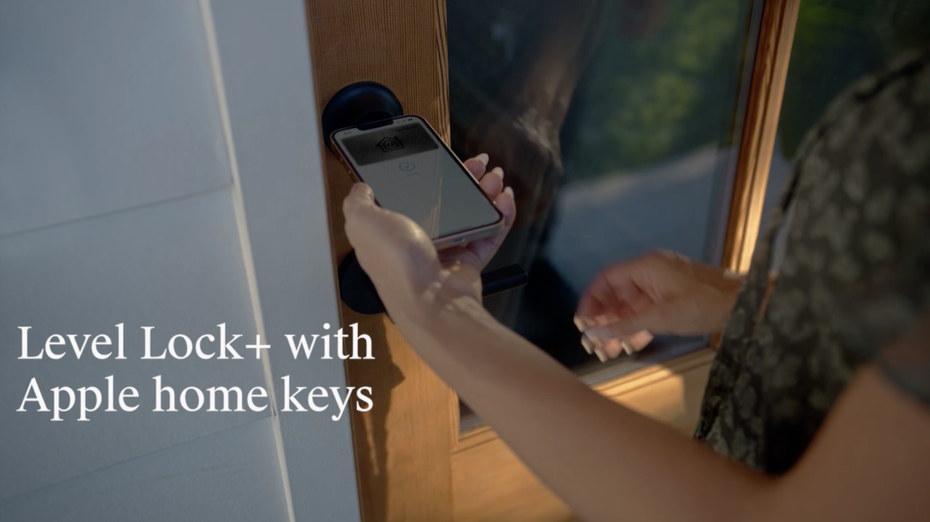 蘋果新品「Level Lock+」要價329.95美元，適用於住家門外鎖，用戶只需輕觸iPhone或Apple Watch即可解鎖。 圖擷自YouTube