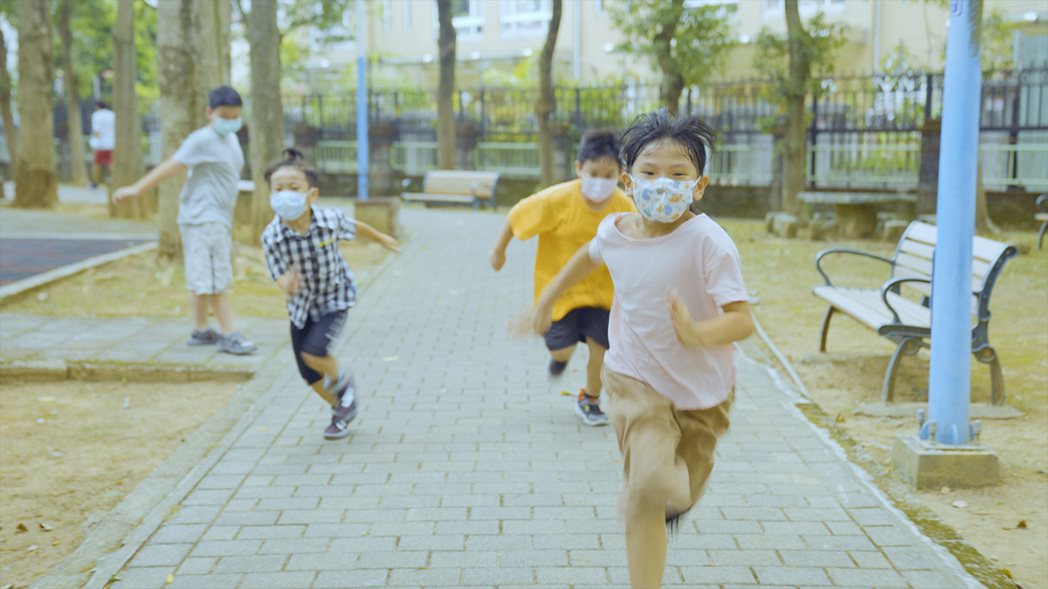 快樂學習協會為弱勢的小朋友建立「路燈」，守護他們成長。   圖/江建泰攝影
