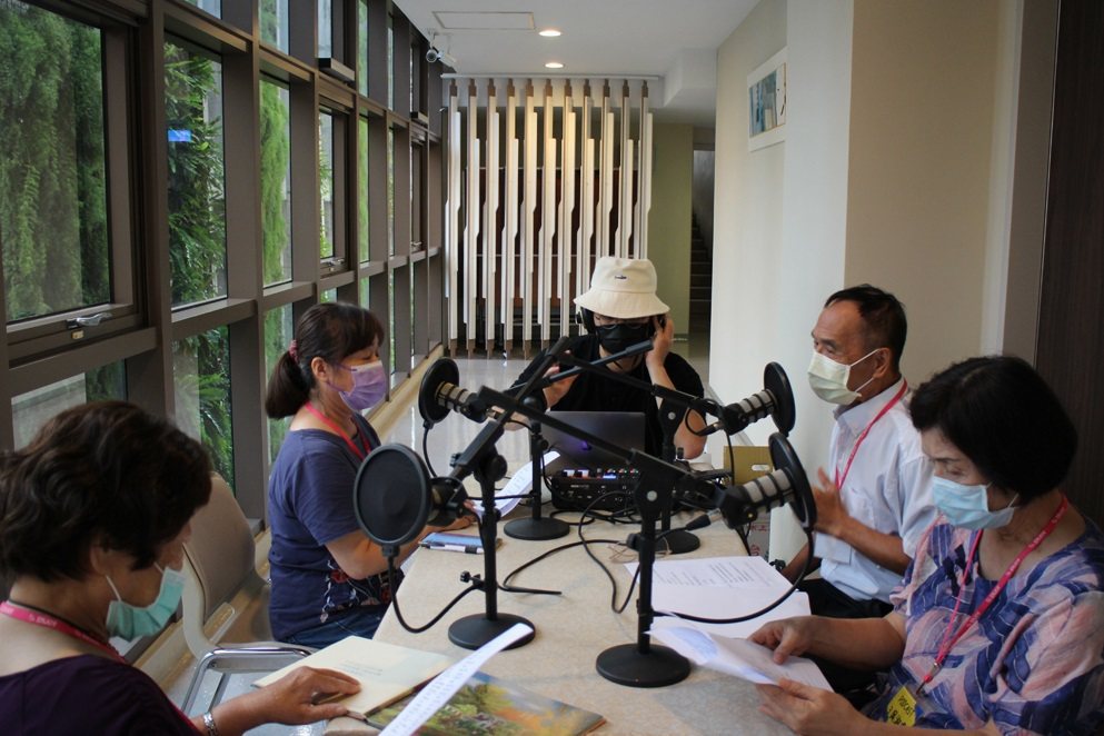 今年智邦公益館也與嘉義市衛生局合作，鼓勵長輩錄製podcast。 圖/智邦公益館...