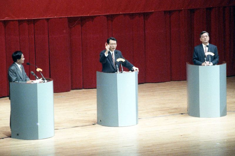 1994年台北市長選舉電視辯論會，左起為陳水扁、趙少康、黃大洲。圖／聯合報系資料照片