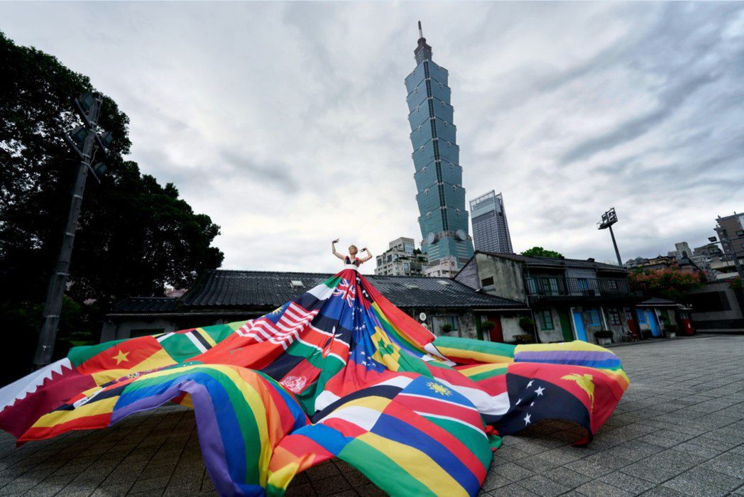 為響應第20屆台灣同志遊行，荷蘭「阿姆斯特丹彩虹裙」首度來台，由68面國旗組成，...