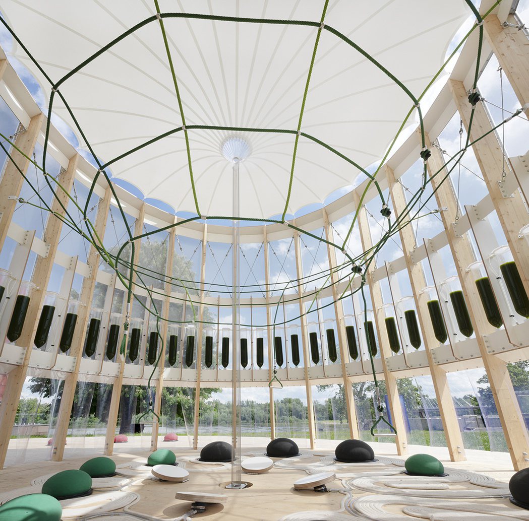 AirBubble由木造結構組成，並以氟素膜（ETFE）包覆圓柱上半部，不僅讓空...
