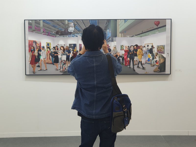 南韓藝術家權能的畫作，擅長將各種經典畫作人物一起放入畫中並置，展現新世代畫家惡搞/致敬經典的趣味。記者陳宛茜／攝影