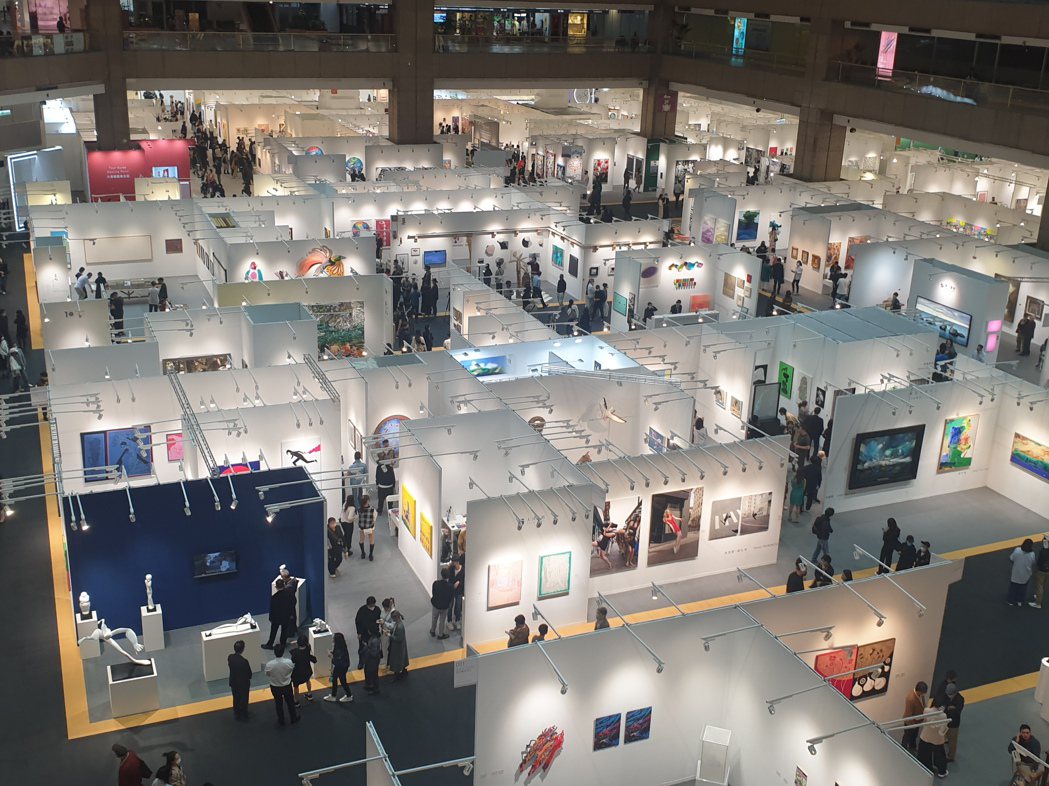 台北國際藝術博覽會朝向綠色展會方向努力，除了自行研發低碳排、低耗能的展板與燈具，...