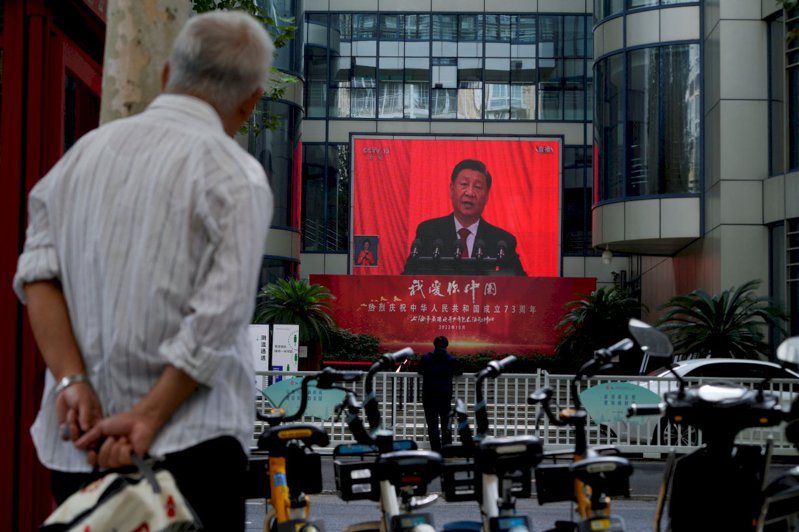 中共20大16日開幕，總書記習近平作政治報告，北京街頭民眾收看直播。路透