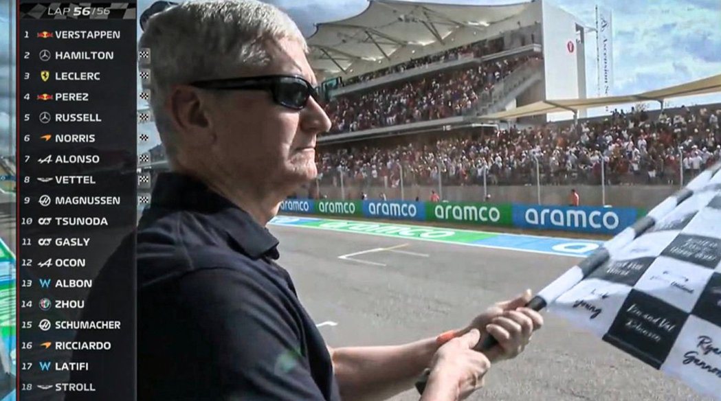 蘋果執行長庫克（Tim Cook）23日現身F1美國大獎賽會場，在終點線以格外緩慢的速度揮舞著方格旗。取自網路