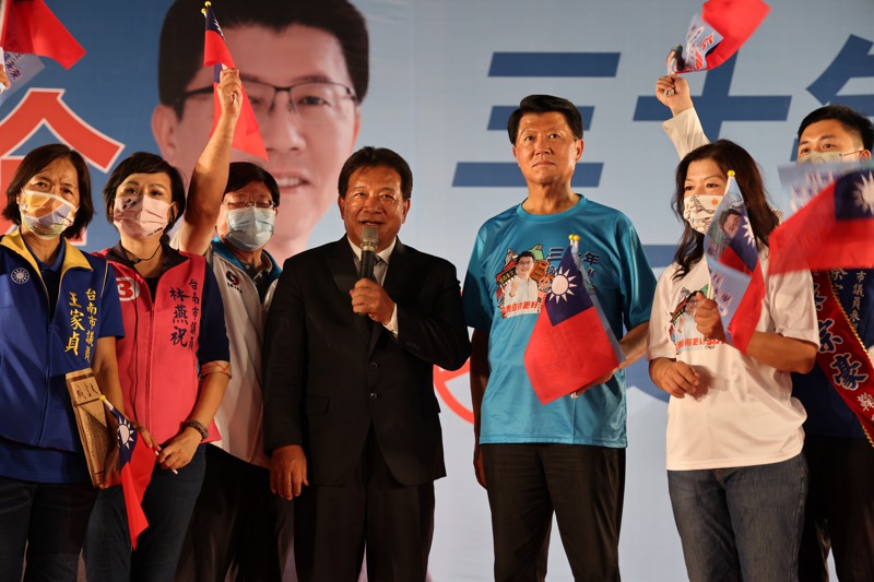 台南市議長郭信良（左四）22日參加國民黨台南市長候選人謝龍介（左五）競選總部成立大會。圖／謝龍介競選總部提供