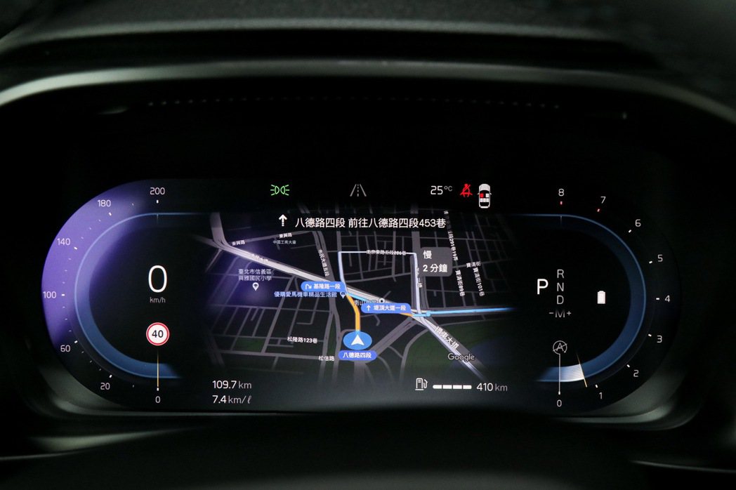 12.3吋數位整合資訊儀錶組也可以直接透過車機內建的Google Map，將導航...